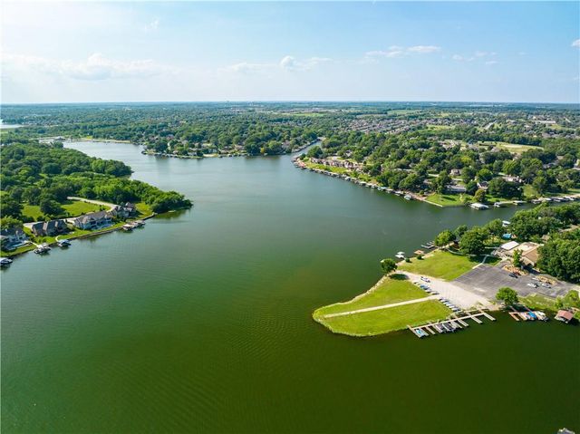 472 N Winnebago Drive, Lake Winnebago, MO 64034