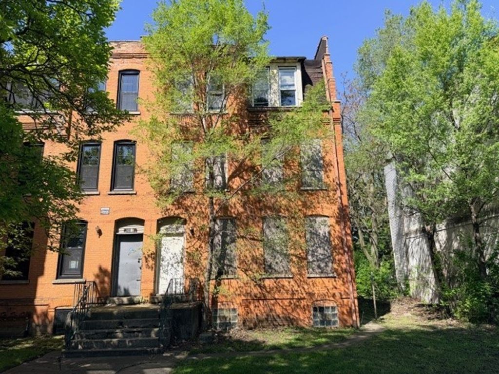 10522 S MARYLAND Avenue, Chicago, IL 60628