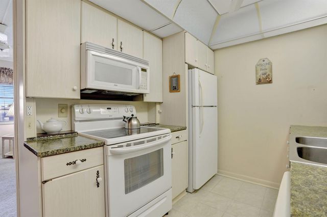 432 Grantham B, Deerfield Beach, FL 33442
