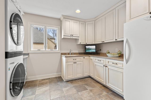 2890 Autumn Woods Drive, Chaska, MN 55318