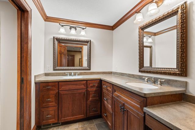 2890 Autumn Woods Drive, Chaska, MN 55318