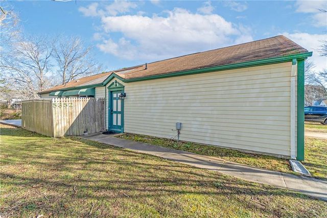 5352 Chatham Hall DR, Virginia Beach, VA 23464