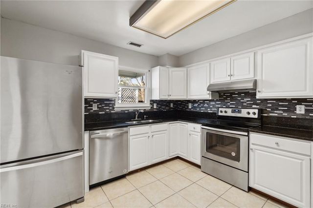 5352 Chatham Hall DR, Virginia Beach, VA 23464