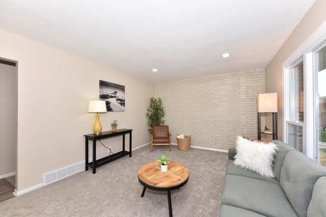 3675 S Taylor COURT, Milwaukee, WI 53207