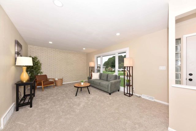 3675 S Taylor COURT, Milwaukee, WI 53207