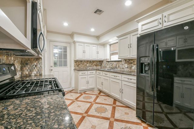 901 Redondo Drive, Houston, TX 77015