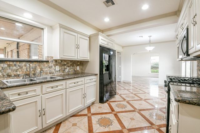 901 Redondo Drive, Houston, TX 77015