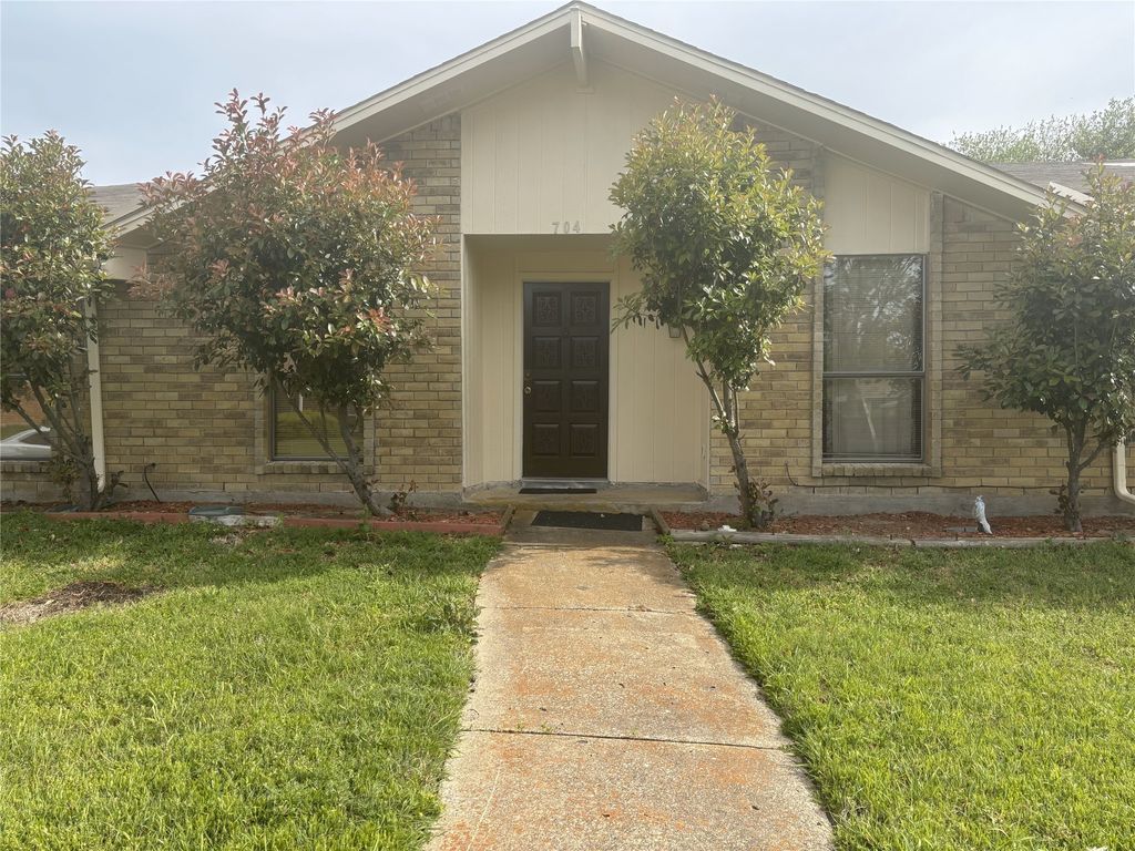 704 Via Del Sur, Mesquite, TX 75150