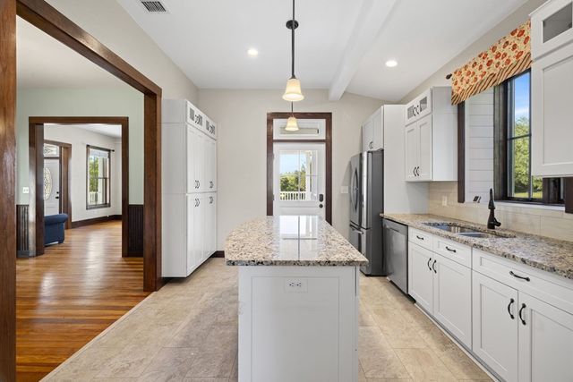 270 Oak Hollow Dr, Kerrville, TX 78028