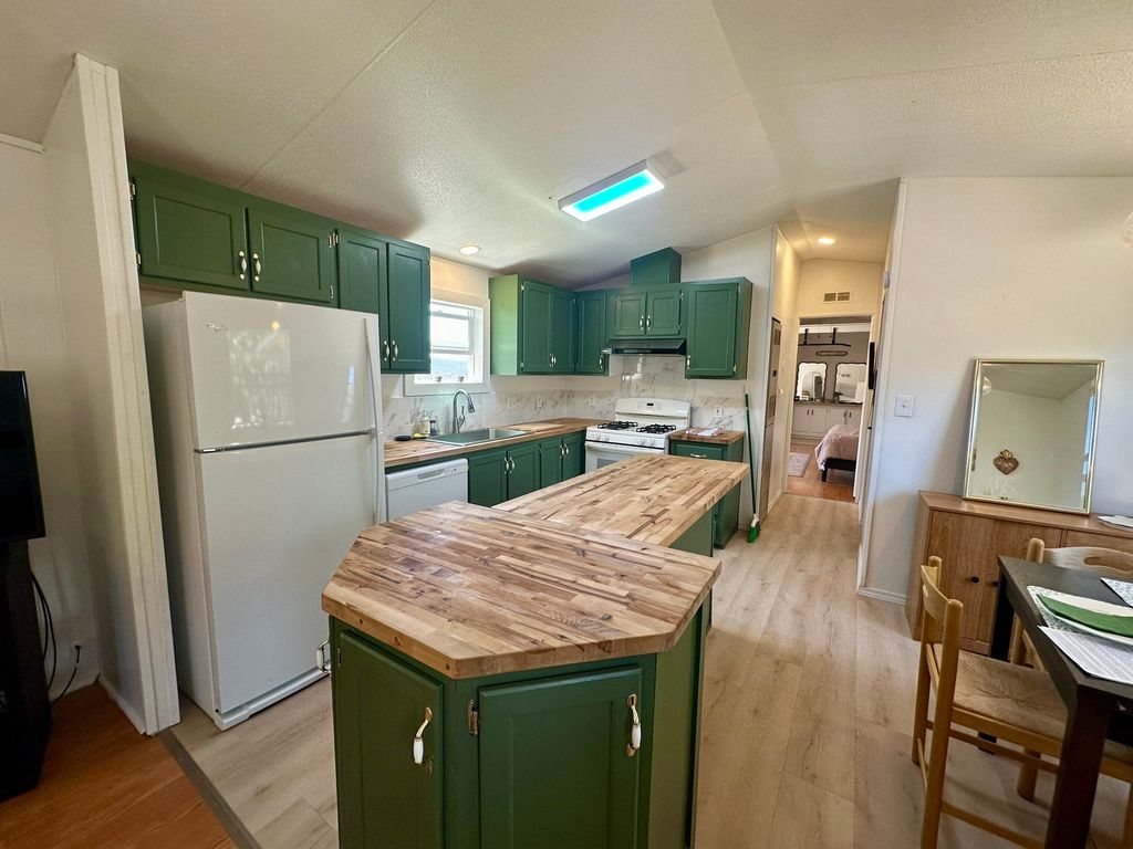 Image 12 of property listing at 51 Calle Gurule C, Santa Fe, NM 87505