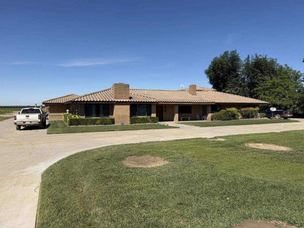 Image 13 of property listing at 8841 Cross Road, Chowchilla, CA 93610
