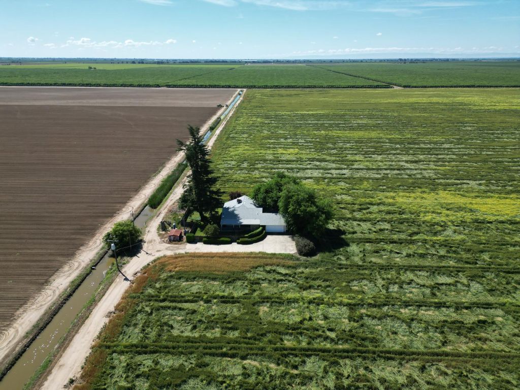 Image 2 of property listing at 8841 Cross Road, Chowchilla, CA 93610