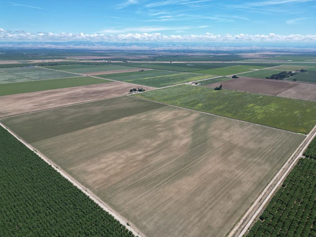 Image 3 of property listing at 8841 Cross Road, Chowchilla, CA 93610