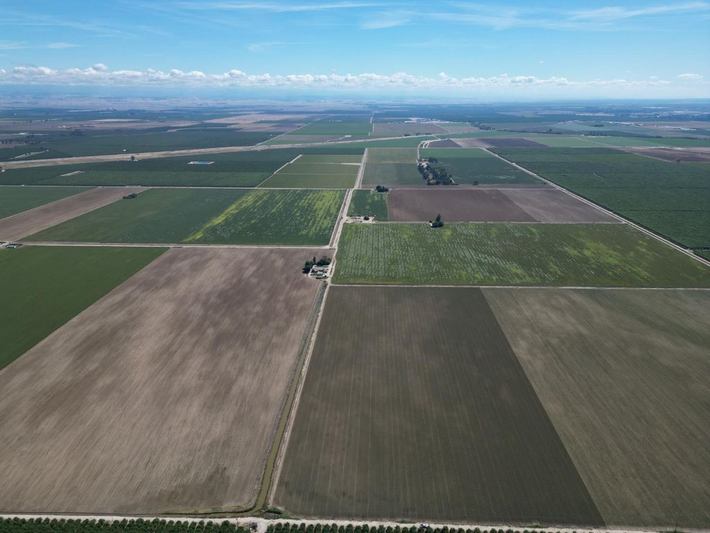 Image 4 of property listing at 8841 Cross Road, Chowchilla, CA 93610