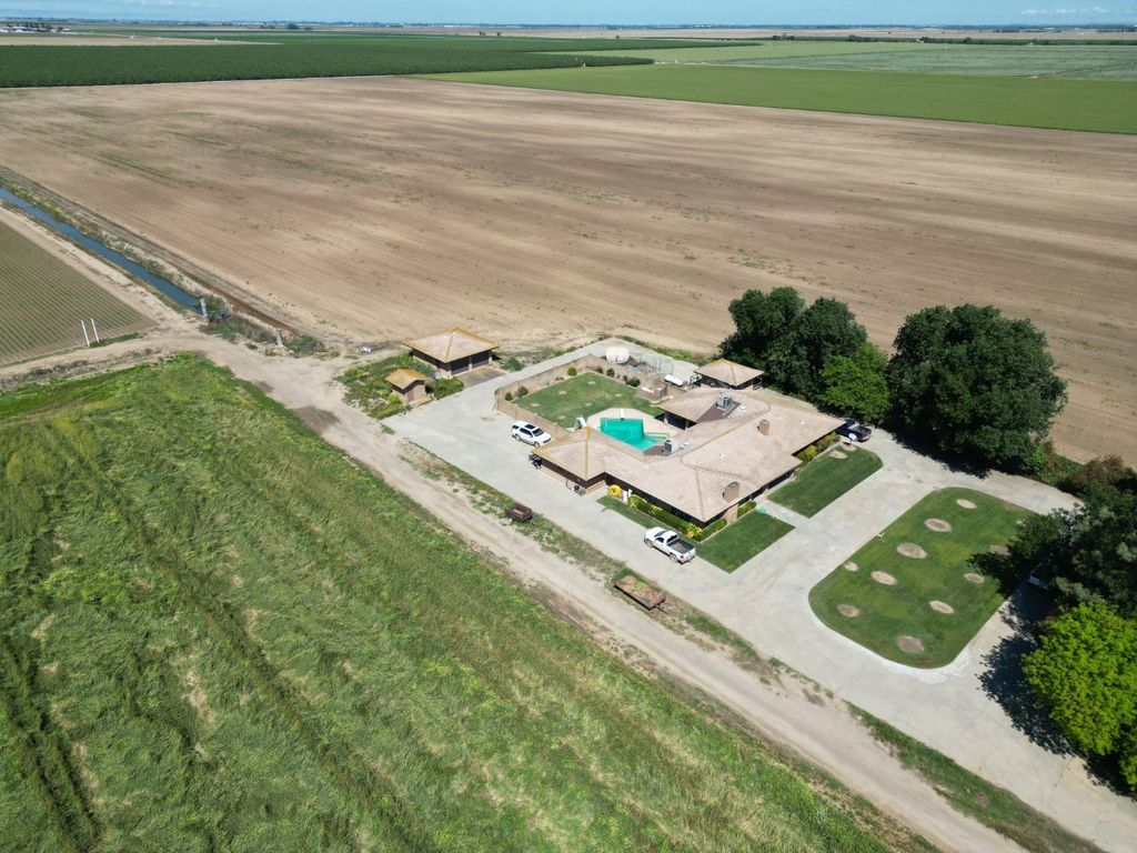 Image 5 of property listing at 8841 Cross Road, Chowchilla, CA 93610