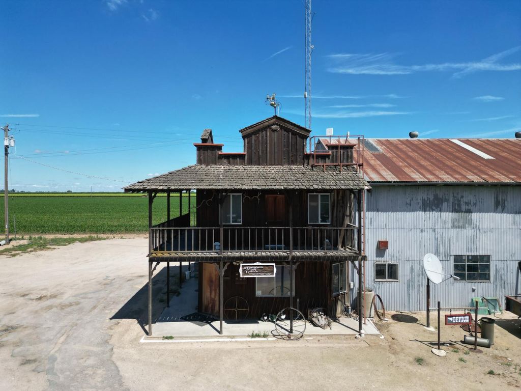 Image 6 of property listing at 8841 Cross Road, Chowchilla, CA 93610
