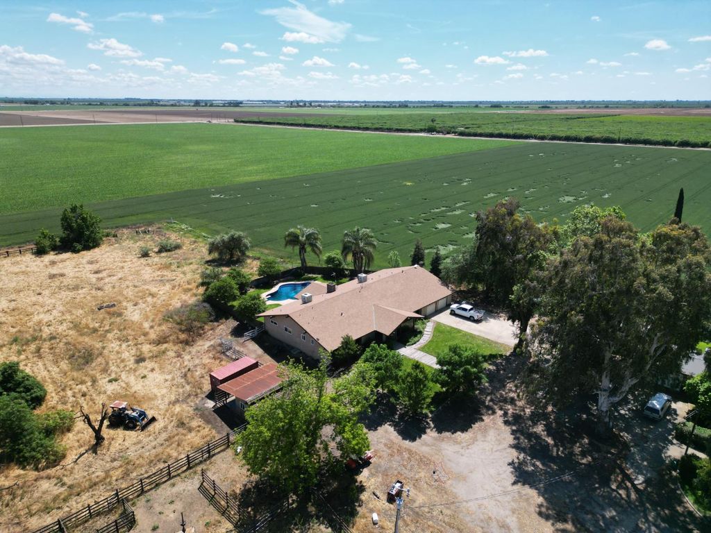 Image 7 of property listing at 8841 Cross Road, Chowchilla, CA 93610