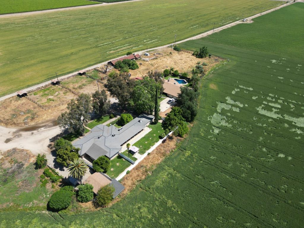 Image 8 of property listing at 8841 Cross Road, Chowchilla, CA 93610