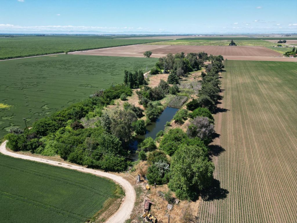 Image 9 of property listing at 8841 Cross Road, Chowchilla, CA 93610