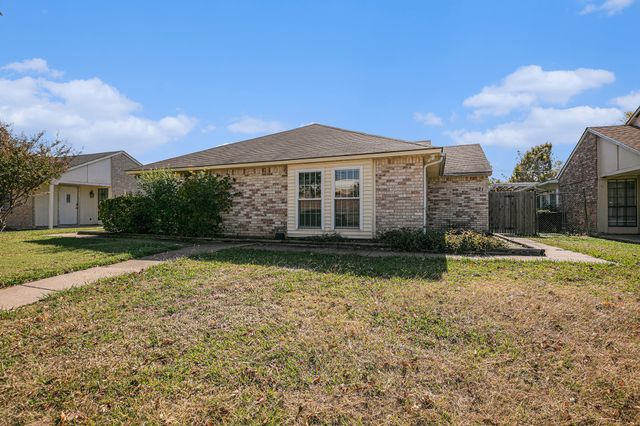 671 Stonewall Drive, Grand Prairie, TX 75052