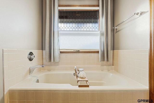 11024 N 61St Street, Omaha, NE 68152