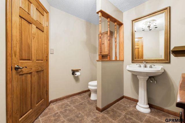 11024 N 61St Street, Omaha, NE 68152