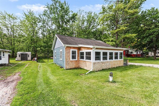 588 Pleasant Drive, Gregory, MI 48137