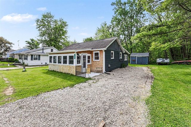 588 Pleasant Drive, Gregory, MI 48137