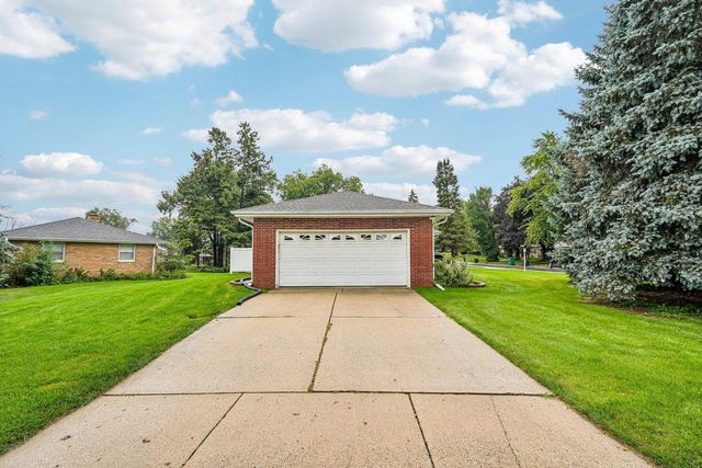 W170N9364 Woodlawn DRIVE, Menomonee Falls, WI 53051
