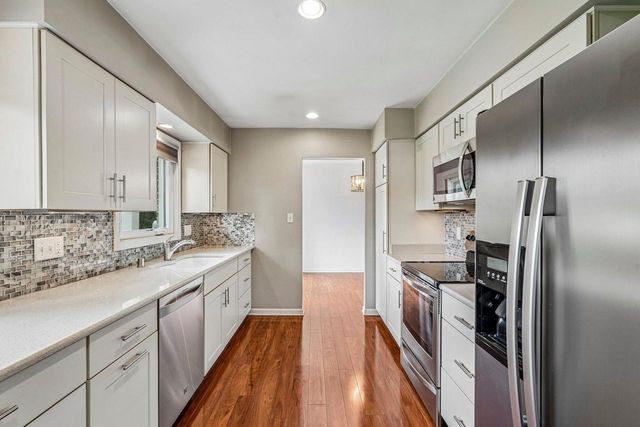 W170N9364 Woodlawn DRIVE, Menomonee Falls, WI 53051