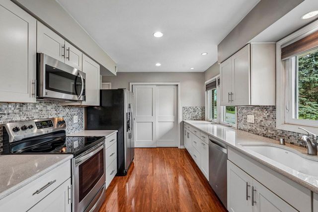 W170N9364 Woodlawn DRIVE, Menomonee Falls, WI 53051