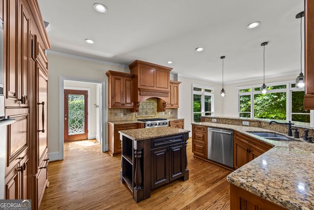 5545 Stoneleigh Drive, Suwanee, GA 30024