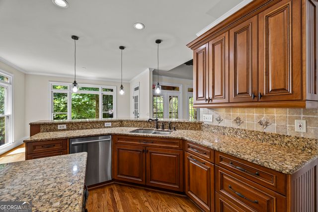 5545 Stoneleigh Drive, Suwanee, GA 30024