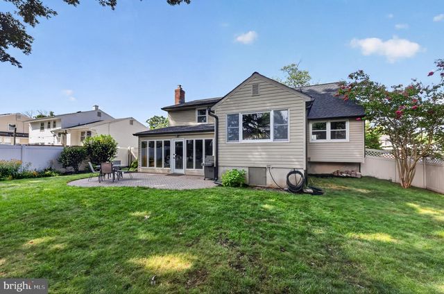 14 LAMP POST LN, Cherry Hill, NJ 08003