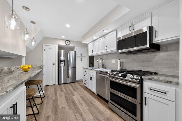 14 LAMP POST LN, Cherry Hill, NJ 08003