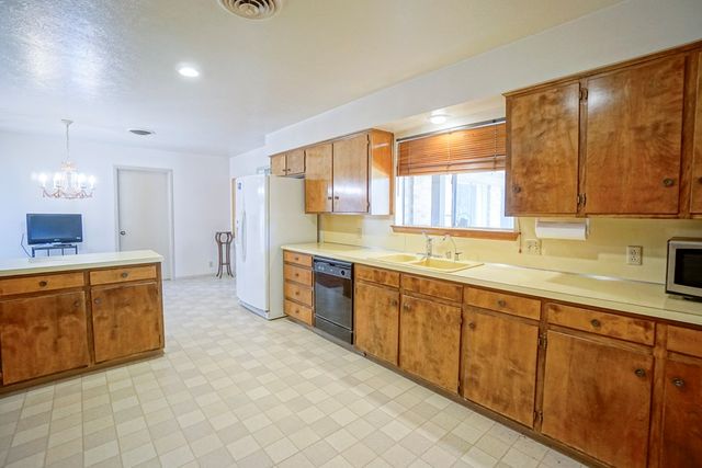 1416 W Pine Ave, Midland, TX 79705