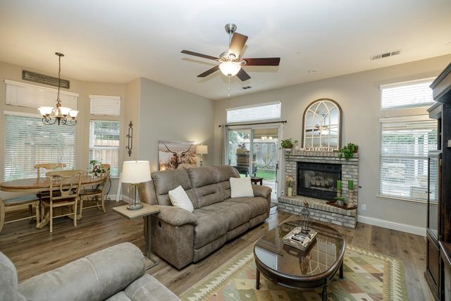 1880 Westminster Ln, Turlock, CA 95382