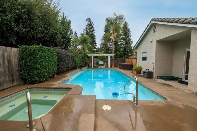 1880 Westminster Ln, Turlock, CA 95382