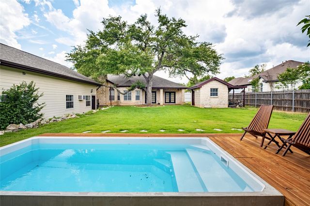 220 Meadow Oaks DR, Dripping Springs, TX 78620