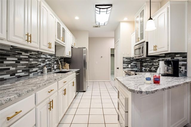 220 Meadow Oaks DR, Dripping Springs, TX 78620