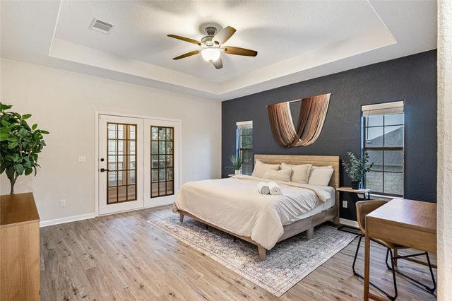 220 Meadow Oaks DR, Dripping Springs, TX 78620