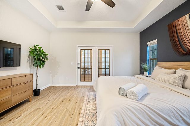 220 Meadow Oaks DR, Dripping Springs, TX 78620