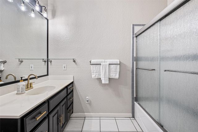 220 Meadow Oaks DR, Dripping Springs, TX 78620