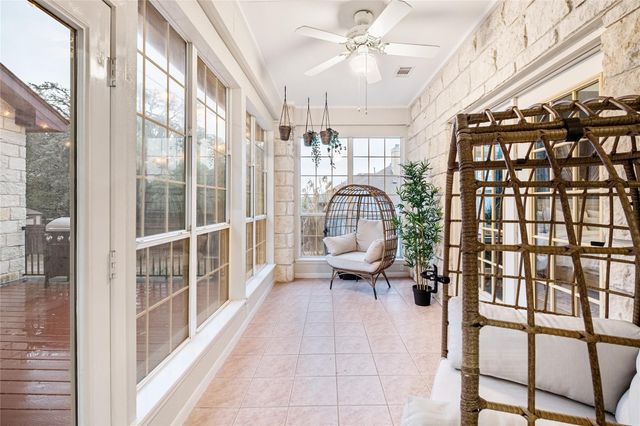 220 Meadow Oaks DR, Dripping Springs, TX 78620