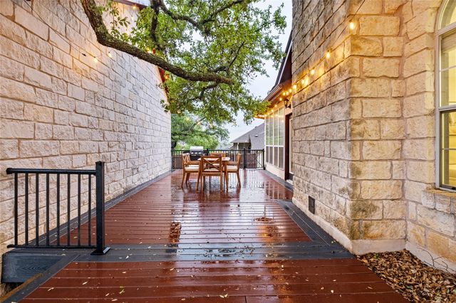 220 Meadow Oaks DR, Dripping Springs, TX 78620