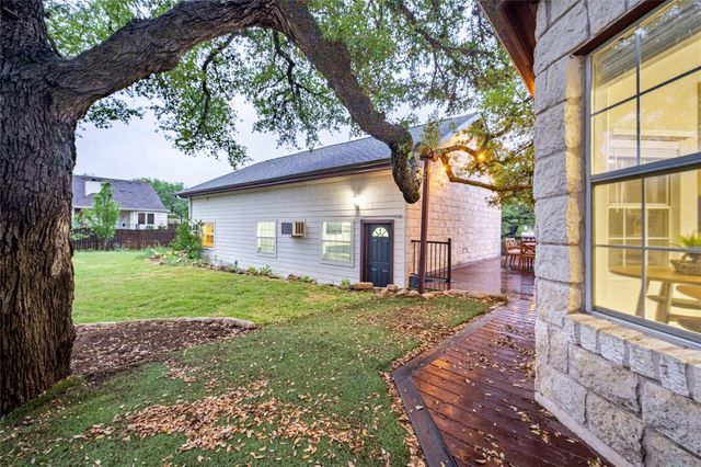 220 Meadow Oaks DR, Dripping Springs, TX 78620