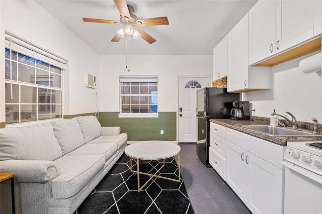 220 Meadow Oaks DR, Dripping Springs, TX 78620