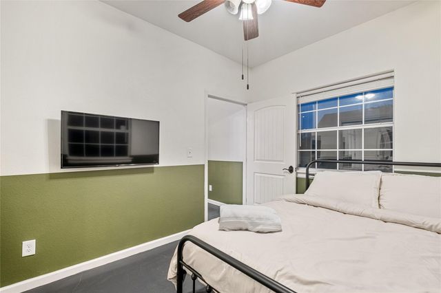 220 Meadow Oaks DR, Dripping Springs, TX 78620