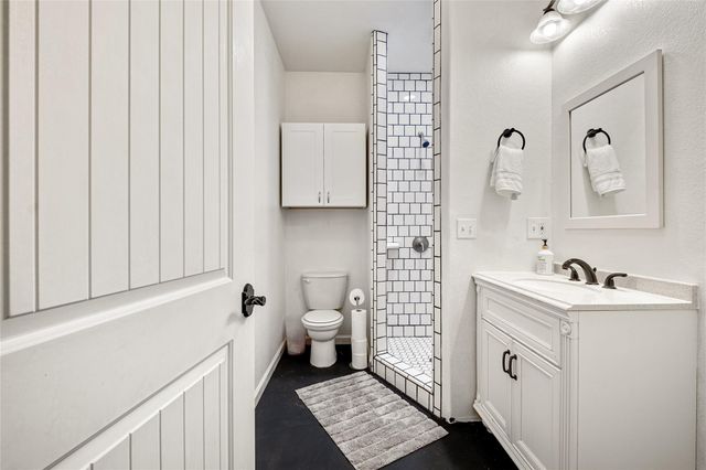 220 Meadow Oaks DR, Dripping Springs, TX 78620