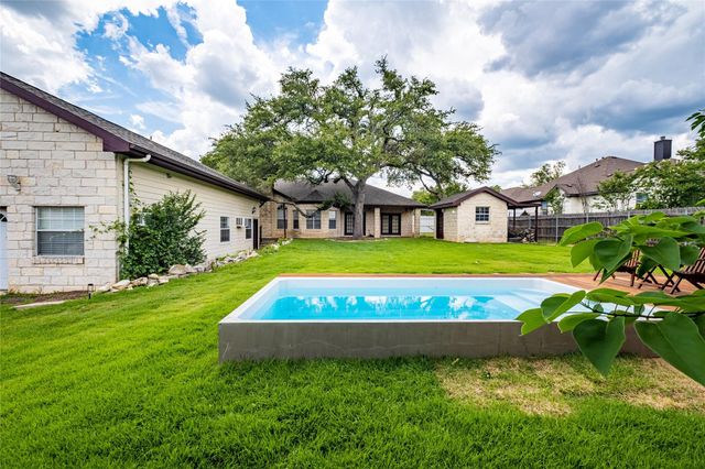 220 Meadow Oaks DR, Dripping Springs, TX 78620